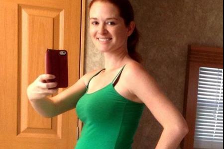 Sarah Drew macht ein Selbstporträt mit Babybauch Sarah Drew macht ein Selbstporträt mit Babybauch