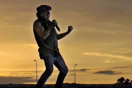 Brian Johnson bei einem Open-Air-Konzert auf der AC/DC-Tour 2010 Brian Johnson bei einem Open-Air-Konzert auf der AC/DC-Tour 2010