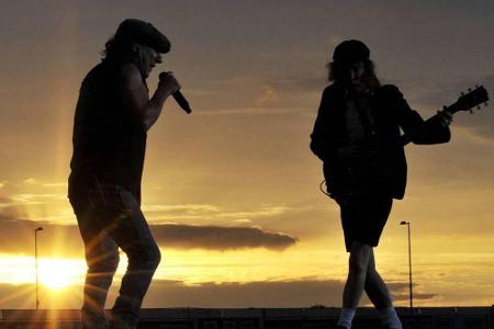 Brian Johnson und Angus Young 2010 bei einem Open-Air-Konzert in Dresden Brian Johnson und Angus Young 2010 bei einem Open-Air-Konzert in Dresden