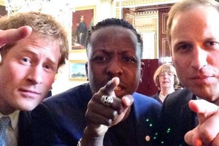 Prinz Harry (l), neben Jamal Edwards (m) und seinem Bruder Prinz William (r) Prinz Harry (l), neben Jamal Edwards (m) und seinem Bruder Prinz William (r)