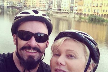 Hugh Jackman strahlt mit seiner Frau Deborra beim Fahrradfahren Hugh Jackman strahlt mit seiner Frau Deborra beim Fahrradfahren