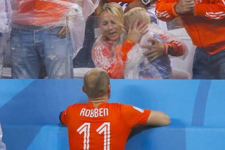Vergeblich versuchte Arjen Robben am Mittwoch seinen Sohn zu trösten Vergeblich versuchte Arjen Robben am Mittwoch seinen Sohn zu trösten