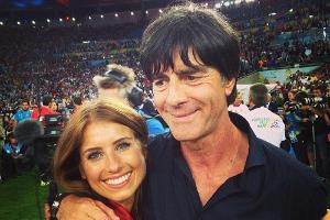 Trikotzupfer mal anders: Cathy Fischer schnappt sich Jogi Löw
