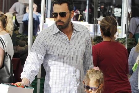 Schauspieler Ben Affleck (41) kauft seiner Tochter Violet (8) gleich eine ganze Schachtel Beeren Schauspieler Ben Affleck (41) kauft seiner Tochter Violet (8) gleich eine ganze Schachtel Beeren