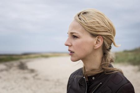 Der Mord an ihrem Bruder lässt Janne (Petra Schmidt-Schaller) nicht los. Was verschweigt ihre Familie? Der Mord an ihrem Bruder lässt Janne (Petra Schmidt-Schaller) nicht los. Was verschweigt ihre Familie?