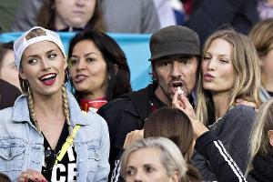 Sarah Brandner feiert mit Tomas Hayo und Lena Gercke auf der Fan-Tribüne