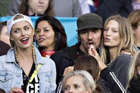 Sarah Brandner, Tomas Hayo und Lena Gercke amüsieren sich beim WM-Spiel Deutschland gegen Algerien Sarah Brandner, Tomas Hayo und Lena Gercke amüsieren sich beim WM-Spiel Deutschland gegen Algerien