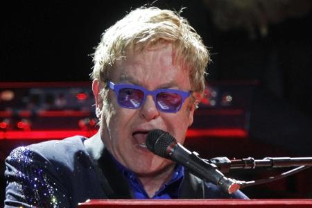 Elton John bei einem Auftritt in Manchester Elton John bei einem Auftritt in Manchester