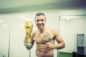 Stolzer Vater: Lukas Podolski trägt seinen Sohn auf der Brust