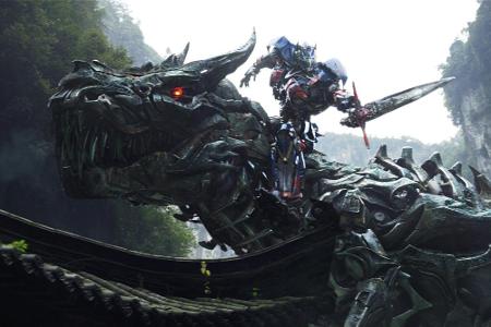 Optimus Prime reitet auf einem Dinobot - furioses Finale nach zweieinhalb Stunden Blechschaden-Orgie Optimus Prime reitet auf einem Dinobot - furioses Finale nach zweieinhalb Stunden Blechschaden-Orgie