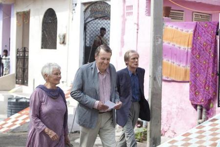 In Indien wartet ein exotisches Abenteuer auf Evelyn (Judi Dench, l.), Graham (Tom Wilkinson, M.) und Douglas (Bill Nighy, r.) In Indien wartet ein exotisches Abenteuer auf Evelyn (Judi Dench, l.), Graham (Tom Wilkinson, M.) und Douglas (Bill Nighy, r.)