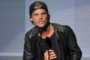 Avicii schart Chris Martin, Jon Bon Jovi und Wyclef Jean um sich