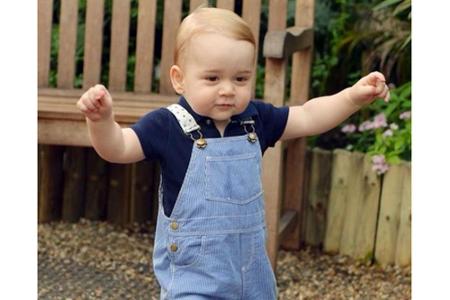 Der kleine George erkundet die Welt nun schon auf eigenen Beinen Der kleine George erkundet die Welt nun schon auf eigenen Beinen