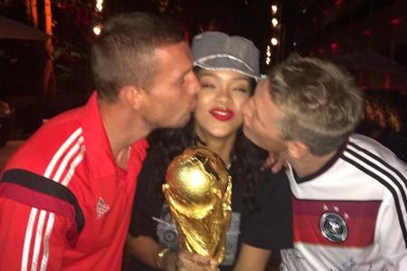 Freut sie sich über den Pokal oder die Küsse: Rihanna zwischen Lukas Podolski (l.) und Bastian Schweinsteiger Freut sie sich über den Pokal oder die Küsse: Rihanna zwischen Lukas Podolski (l.) und Bastian Schweinsteiger