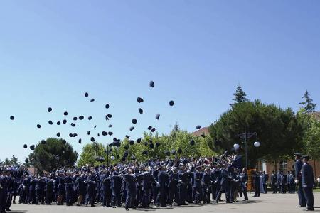 König Felipe (rechts) auf der Abschlussfeier der Luftwaffenakademie in León König Felipe (rechts) auf der Abschlussfeier der Luftwaffenakademie in León