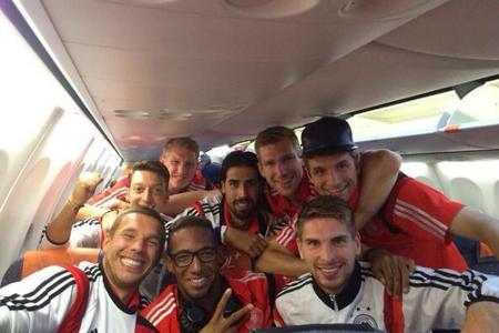 Grinsebacke Lukas Podolski und seine Jungs auf dem Weg ins Camp Grinsebacke Lukas Podolski und seine Jungs auf dem Weg ins Camp