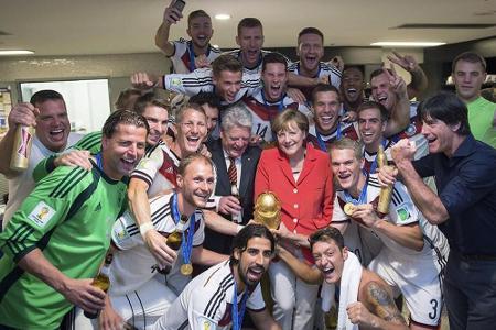 Bundeskanzlerin Angela Merkel im Kreise der Nationalmannschaft Bundeskanzlerin Angela Merkel im Kreise der Nationalmannschaft