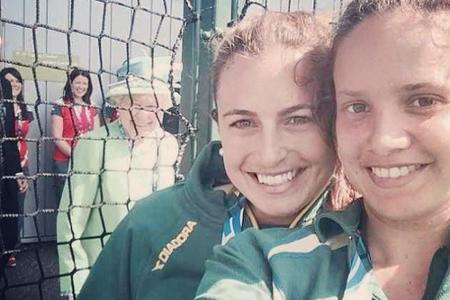 Elizabeth II.: So cool photobombt die Queen ein Selfie Elizabeth II.: So cool photobombt die Queen ein Selfie
