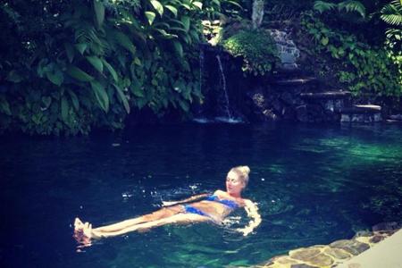 Lena Gercke relaxt im Pool Lena Gercke relaxt im Pool