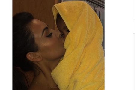 Kim Kardashian knutscht Töchterchen North Kim Kardashian knutscht Töchterchen North