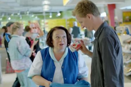 Martina Eitner-Acheampong spielt im neuen Müllermilch-Werbespot eine Supermarkt-Mitarbeiterin Martina Eitner-Acheampong spielt im neuen Müllermilch-Werbespot eine Supermarkt-Mitarbeiterin