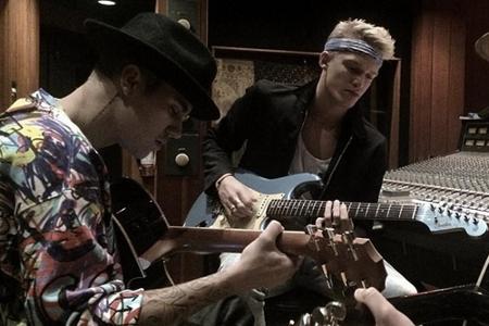 Ein weiterer Hinweis auf Facebook: Justin Bieber (li.) und Cody Simpson (re.) im Studio Ein weiterer Hinweis auf Facebook: Justin Bieber (li.) und Cody Simpson (re.) im Studio