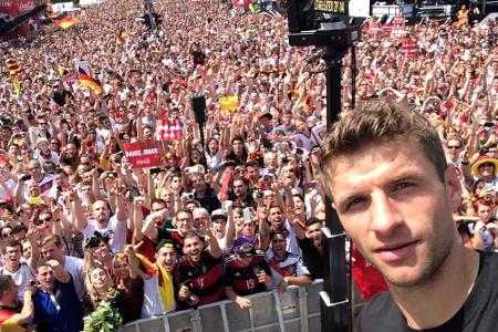 Thomas Müller und seine Kollegen wurden in Berlin von einer Fan-Masse begrüßt Thomas Müller und seine Kollegen wurden in Berlin von einer Fan-Masse begrüßt