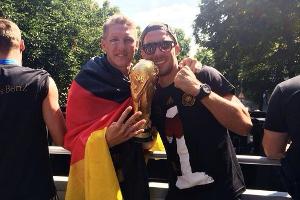 Podolski, Schweinsteiger und ihre Kollegen im Siegesrausch