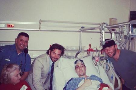 Nach dem Anschlag bekam Jeff Bauman Besuch von Hollywood-Star Bradley Cooper und Footballspieler Julian Edelman Nach dem Anschlag bekam Jeff Bauman Besuch von Hollywood-Star Bradley Cooper und Footballspieler Julian Edelman