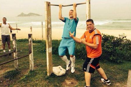 Bastian Schweinsteiger mit Physio Christian Huhn (r.) Bastian Schweinsteiger mit Physio Christian Huhn (r.)
