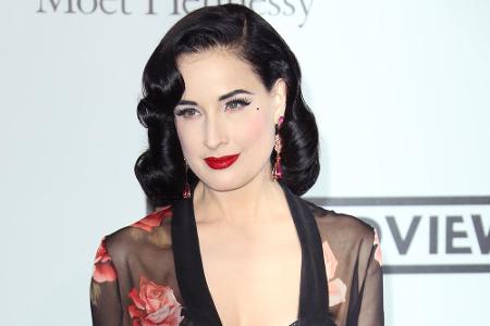 Dita von Teese zeigt sich gerne sexy, auch auf dem roten Teppich Dita von Teese zeigt sich gerne sexy, auch auf dem roten Teppich