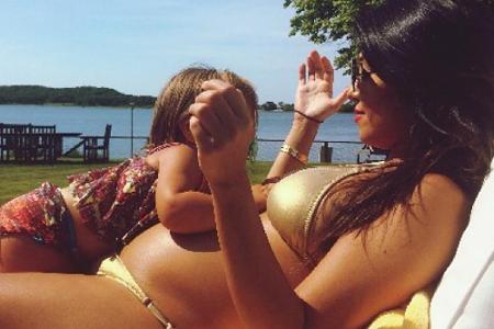 Kourtney Kardashian und ihre Tochter Penelope genießen ihren Urlaub Kourtney Kardashian und ihre Tochter Penelope genießen ihren Urlaub