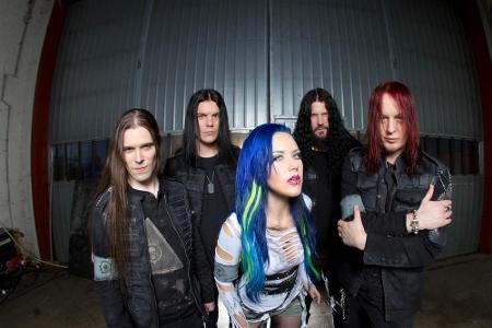 Alissa White-Gluz und ihre Bandkollegen von Arch Enemy Alissa White-Gluz und ihre Bandkollegen von Arch Enemy