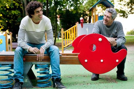 Thomas (Max Boublil) und Gilbert (Alain Chabat) sind auf dem Spielplatz auf der Suche nach etwas zum Rauchen. Thomas (Max Boublil) und Gilbert (Alain Chabat) sind auf dem Spielplatz auf der Suche nach etwas zum Rauchen.