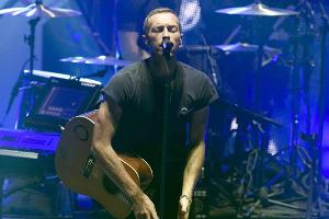 Chris Martin trocknet seine Tränen mit Musik