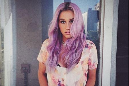 Kesha sucht via Twitter nach einer neuen Haarfarbe Kesha sucht via Twitter nach einer neuen Haarfarbe