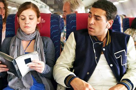 Deutsche Emanzipation trifft auf türkischen Machismo: Im Flugzeug muss sich Lena (Josefine Preuß) mit Cem (Elyas M'Barek) ei... Deutsche Emanzipation trifft auf türkischen Machismo: Im Flugzeug muss sich Lena (Josefine Preuß) mit Cem (Elyas M'Barek) ei...