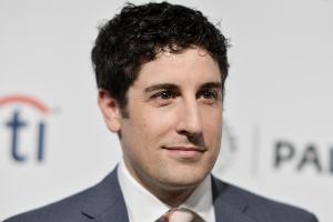 Jason Biggs zieht mit Twitter-Witz Ärger auf sich