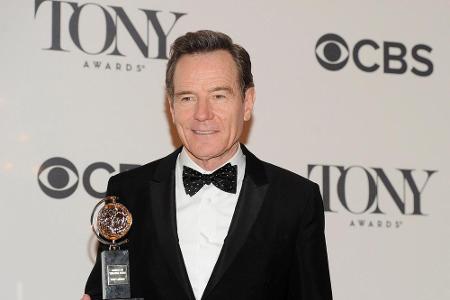 Stolz hält Bryan Cranston den Tony-Award, den er für seine Theater-Darstellung als Präsident gewonnen hat Stolz hält Bryan Cranston den Tony-Award, den er für seine Theater-Darstellung als Präsident gewonnen hat