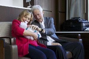 Stolze Großeltern: Bill Clinton postet Bild mit seiner Enkelin