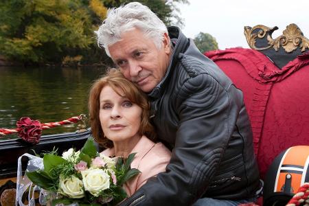 Paul (Henry Hübchen) beschützt Marlene (Senta Berger), die Angst vor Wasser hat und keine Bootsfahrten verträgt. Paul (Henry Hübchen) beschützt Marlene (Senta Berger), die Angst vor Wasser hat und keine Bootsfahrten verträgt.