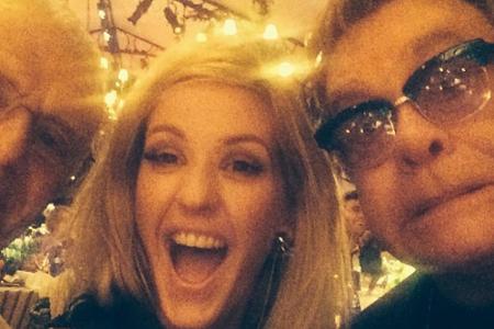 Elton John und Ellie Goulding beim Herumalbern Elton John und Ellie Goulding beim Herumalbern