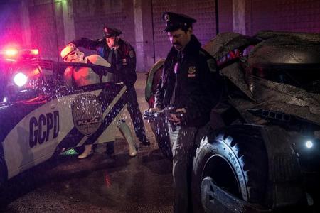 Ein Stormtrooper wird in Gotham City verhaftet