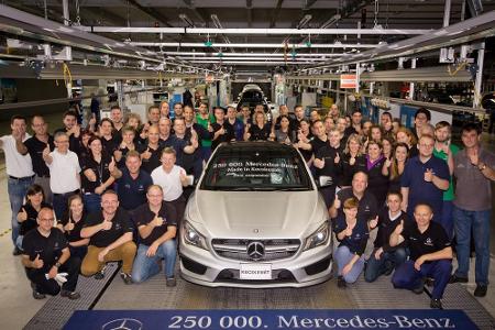 Die Mitarbeiter freuen sich über den 250.000 Mercedes in Werk Ungarn Die Mitarbeiter freuen sich über den 250.000 Mercedes in Werk Ungarn