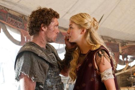 Perseus (Sam Worthington) und Andromeda (Rosamund Pike) kämpfen Seite an Seite Perseus (Sam Worthington) und Andromeda (Rosamund Pike) kämpfen Seite an Seite