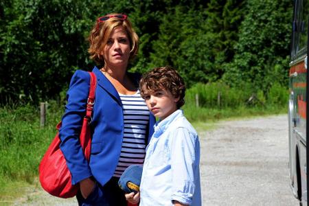 Pia Vandenbrock (Muriel Baumeister) und Leo Vandenbrock (Jannis Michel) kommen mit dem Bus an Pia Vandenbrock (Muriel Baumeister) und Leo Vandenbrock (Jannis Michel) kommen mit dem Bus an