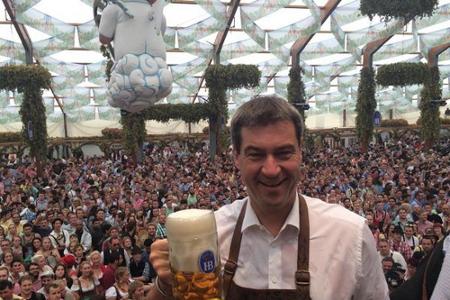Markus Söder mit seiner ersten Maß auf dem Oktoberfest Markus Söder mit seiner ersten Maß auf dem Oktoberfest