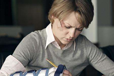 Die verletzte Anwältin Regina Zimmer (Lisa Wagner) macht sich Notizen zum Fall. Die verletzte Anwältin Regina Zimmer (Lisa Wagner) macht sich Notizen zum Fall.