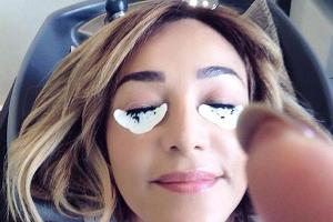Verona Pooth beim Wimpern und Augenbrauen färben