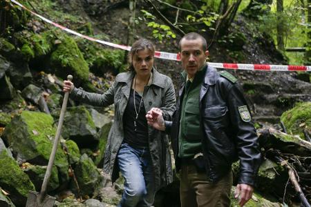 Dorfpolizist Asam (Barnaby Metschurat) hilft seiner Jugendfreundin Sabine (Katharina Wackernagel, li) bei der Aufklärung ein... Dorfpolizist Asam (Barnaby Metschurat) hilft seiner Jugendfreundin Sabine (Katharina Wackernagel, li) bei der Aufklärung ein...
